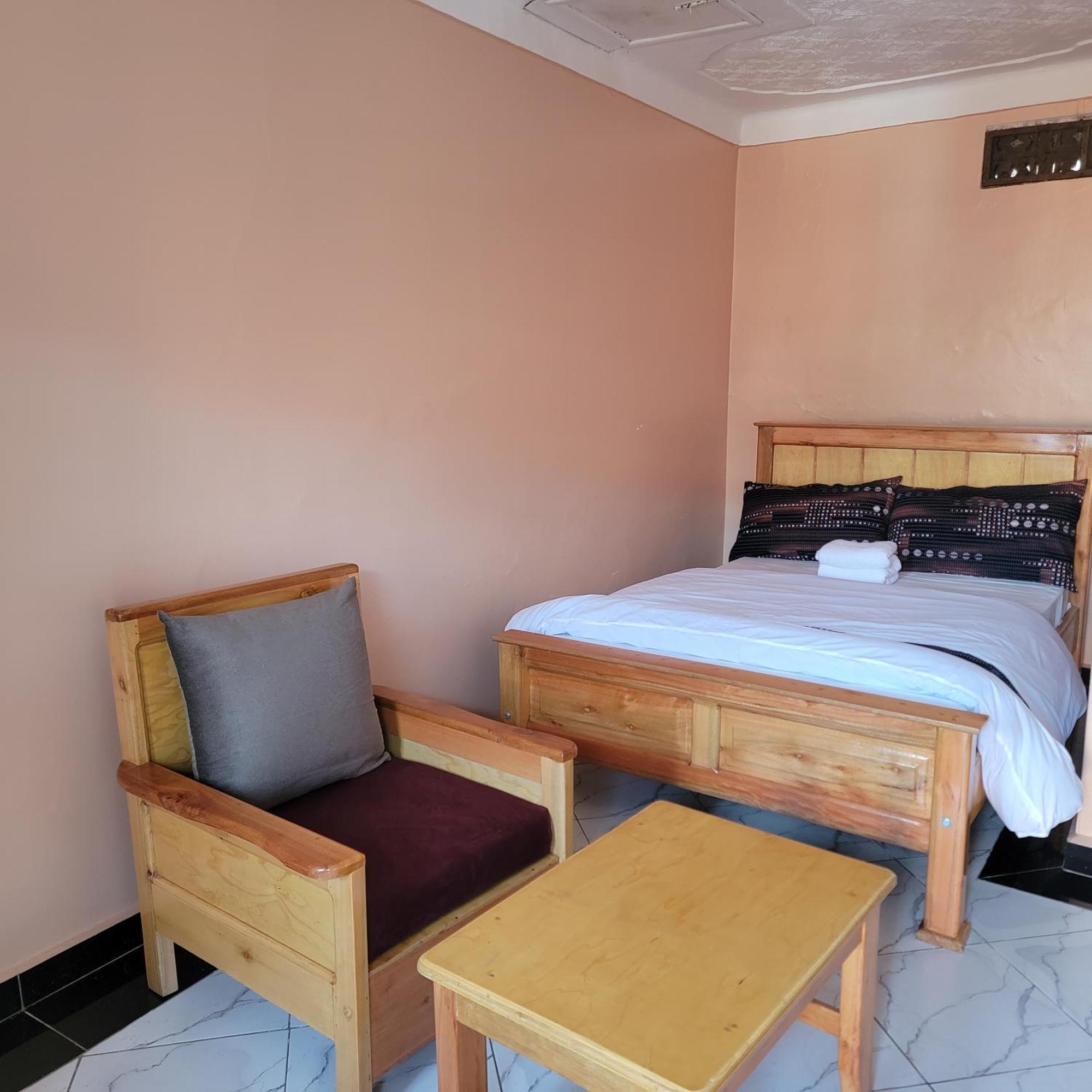 Grassroots Cafe & Deli Bed & Breakfast Masaka Bagian luar foto