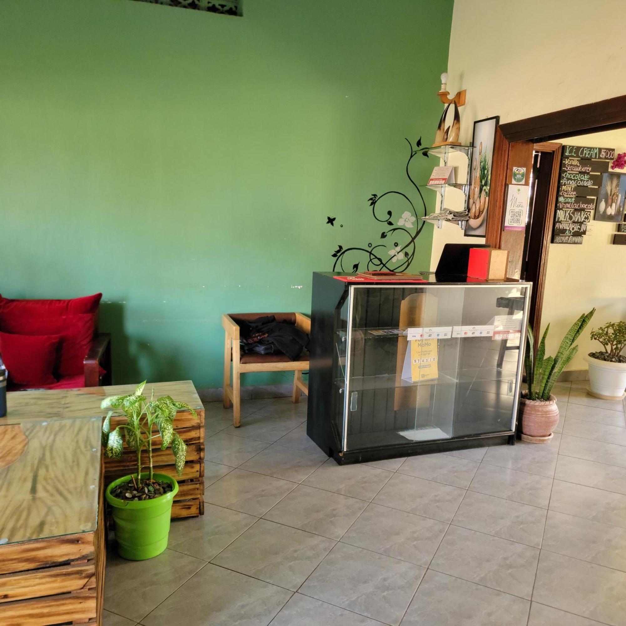 Grassroots Cafe & Deli Bed & Breakfast Masaka Bagian luar foto